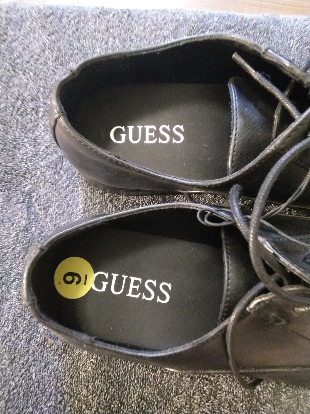 GUESS Black Men’s Cap-Toe Leather Oxfords